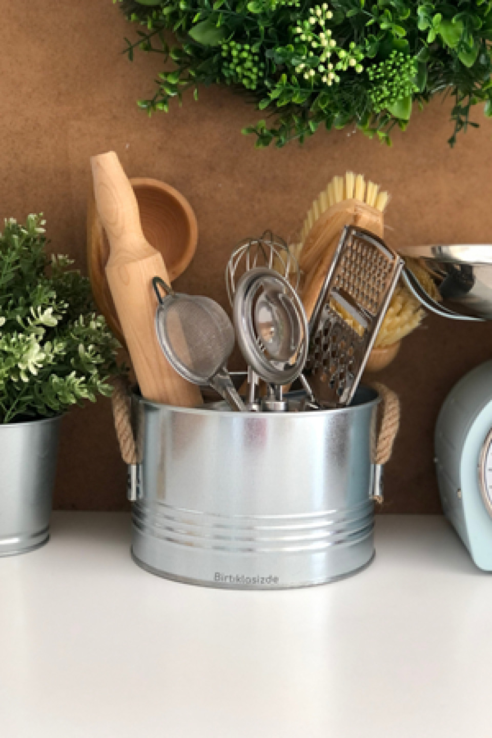 Kitchen Trend 4 Bölmeli Gümüş Metal Düzenleyici. Ürün Ölçüleri: Çap: 17 Cm Yarı Çap: 8,5 Cm Yükseklik: 11 Cm 