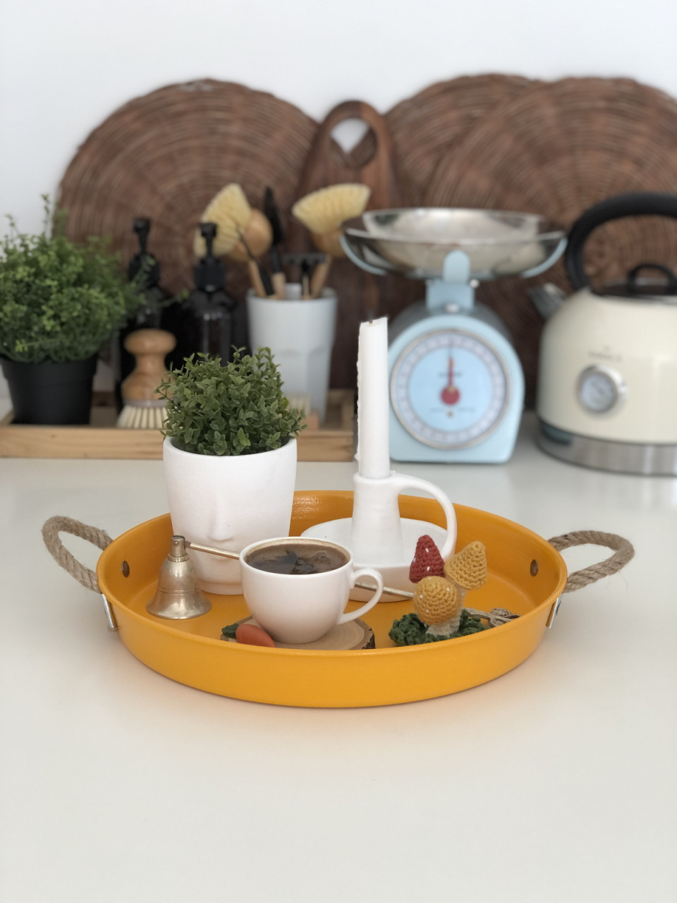 Kitchen Trend 37 Cm Halat Kulplu Metal Yuvarlak Sarı Tepsi. Ürün Boyutu: 37 Cm. Materyal; Metal. Kulp; Halat.